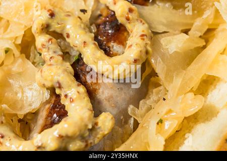 Panini tedeschi fatti in casa Bratwurst con crauti e birra per l'Oktoberfest Foto Stock