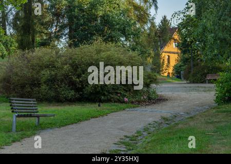 Colorate mattine estive calde nelle strade in pendenza della città di Liberec Foto Stock