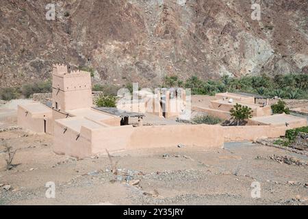 La fortezza di al Hayl, costruita nel 1930, sorge su una montagna vicino alla valle di al Hayl, che assicura la strada per Fujairah durante l'era di Mohammed bin Hamad al Sharqi Foto Stock