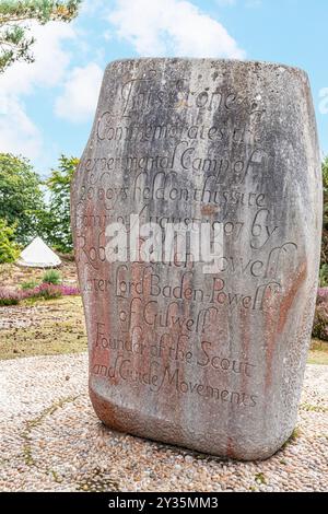 Monumento commemorativo del primo campo Boy Scout di Lord Baden Powell nell'agosto 1907 sull'isola Brownsea a Poole Harbour, Dorset, Inghilterra Foto Stock