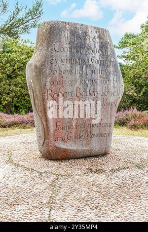 Monumento commemorativo del primo campo Boy Scout di Lord Baden Powell nell'agosto 1907 sull'isola Brownsea a Poole Harbour, Dorset, Inghilterra Foto Stock