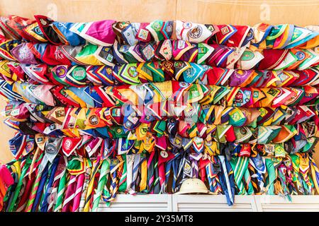 Donazione di nerckerchief nazionali e internazionali presso lo Scout & Guide Trading Post sull'isola Brownsea a Poole Harbour, Dorset, Inghilterra, Regno Unito Foto Stock