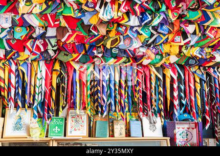 Donazione di nerckerchief nazionali e internazionali presso lo Scout & Guide Trading Post sull'isola Brownsea a Poole Harbour, Dorset, Inghilterra, Regno Unito Foto Stock