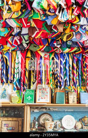 Donazione di nerckerchief nazionali e internazionali presso lo Scout & Guide Trading Post sull'isola Brownsea a Poole Harbour, Dorset, Inghilterra, Regno Unito Foto Stock