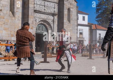 Caminha, Portogallo - 27 luglio 2024: Caminha durante la rievocazione della Fiera medievale. Caminha è una città nel nord del Portogallo, molto popolare tra To Foto Stock