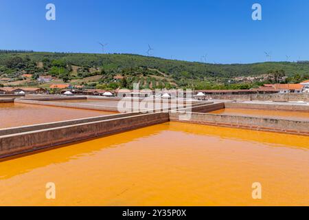 Rio Maior, Portogallo: 7 luglio 2024: Fonte da Bica Salt Flats, alias Salinas de Rio Maior, sistema di compartimenti d'acqua poco profondi e grondaie per sale extra Foto Stock