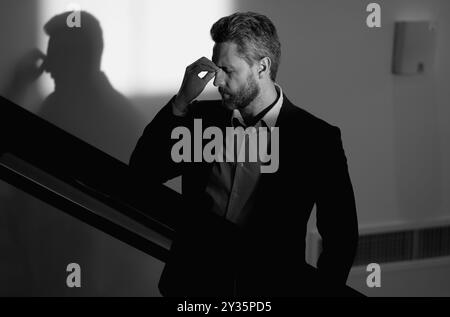 Uomo con mal di testa sinusale, mal di testa di tensione o di gruppo, primo piano ritratto. Concetto di dolore alla testa. Cefalalgia ed emicrania. Sintomi di emicrania. Heada cronico Foto Stock