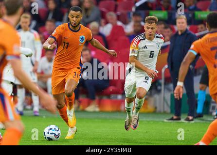 Amsterdam, Paesi Bassi. 10 settembre 2024. Joshua Kimmich, DFB 6 gareggiano per il pallone, tackle, duello, colpo di testa, zweikampf, azione, lotta contro Cody Gakpo, NL 11 nella partita UEFA Nations League 2024 PAESI BASSI - GERMANIA 2-2 nella stagione 2024/2025 del 10 settembre 2024 ad Amsterdam, NL. Fotografo: ddp Images/STAR-Images credito: ddp media GmbH/Alamy Live News Foto Stock