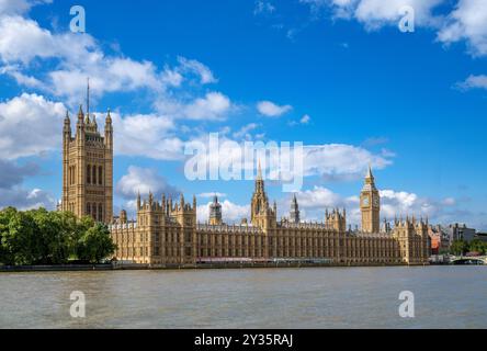 Le camere del Parlamento, Londra. Il Palazzo di Westminster dall'Albert Embankment sulla riva sud, fiume Tamigi, Londra, Inghilterra, Regno Unito Foto Stock