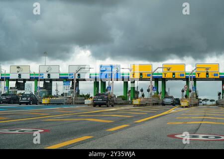 Mautstelle, Autobahn, Bezahlsystem, Barzahlung, Kartenzahlung, Telepass, Fahrzeuge, Verkehr, Straßengebühr, Italien, Infrastruktur, Mautstation, Zahlungsschilder, Autobahngebühren, Verkehrszeichen, Mautsystem, Autobahnverkehr, Straßennutzung, automatisierte Schranken, Verkehrskontrolle, Europäische Autobahnen, elektronische Zahlung, Infrastrukturmodernisierung, Verkehrssicherheit, Digitalisierung im Verkehr. *** casello autostradale, superstrada, sistema di pagamento, pagamento in contanti, pagamento con carta, telepass, veicoli, traffico, pedaggio stradale, Italia, infrastrutture, caselli, cartelli di pagamento, pedaggi autostradali, segnali stradali Foto Stock