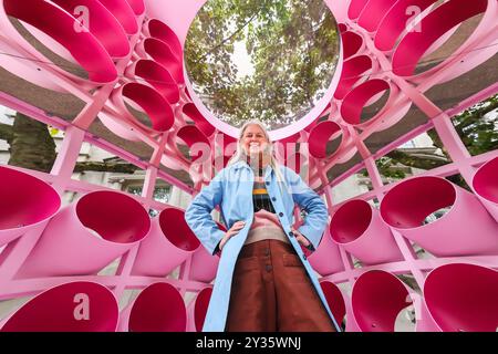 Londra, Regno Unito. 12 settembre 2024. L'artista Nina Tolstrup con il padiglione "Reflect: Playful Pauses". Il progetto "Pavilions of Wonder" del London Design Festival di Nina Tolstrup è presentato da Barbie e visita Greater Palm Springs. L'installazione allo Strand Aldwych fonde la vibrante essenza della Barbie Dream House con l'iconica architettura moderna della metà del secolo di Greater Palm Springs attraverso tre affascinanti padiglioni interattivi: The Dream: Infinity Garden, The Discover: Design Stories Pavilion e The Reflect: Playful Pauses Pavilion. LDF corre a settembre 14-22 a Londra. Foto Stock