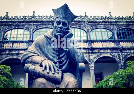 Santiago de Compostela, Galizia, Spagna. Statua di Alonso Fonseca, fondatore dell'Università di Santiago de Compostela nel giardino dell'Università Foto Stock