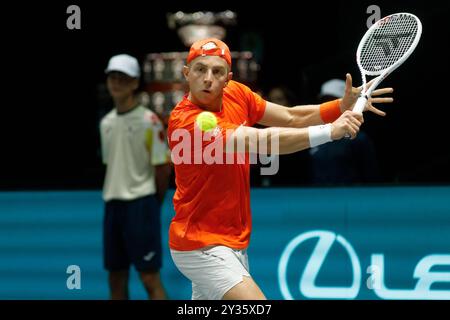 Bologna, Italia. 12 settembre 2024. Tallon Griekspoor dei Paesi Bassi in azione contro Thiago Monteiro del Brasile durante la partita a gironi delle finali di Coppa Davis 2024 di Bologna tra Paesi Bassi e Brasile all'Unipol Arena il 12 settembre 2024 a Bologna, Italia. Crediti: Massimiliano Donati/Alamy Live News Foto Stock