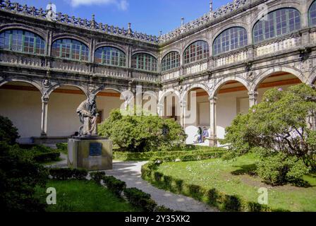 Santiago de Compostela, Galizia, Spagna. Statua di Alonso Fonseca, fondatore dell'Università di Santiago de Compostela nel giardino dell'Università Foto Stock