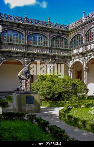 Santiago de Compostela, Galizia, Spagna. Statua di Alonso Fonseca, fondatore dell'Università di Santiago de Compostela nel giardino dell'Università Foto Stock