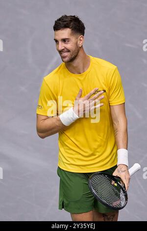 Valencia, Spagna. 12 settembre 2024. VALENCIA, SPAGNA - 12 SETTEMBRE: L'Australia Thanasi Kokkinakis celebra alla folla la sua vittoria nella fase a gironi 2024 della Coppa Davis, partita di Valencia tra Australia e Cechia a Pabellon Fuente De San Luis il 12 settembre 2024 a Valencia, Spagna. (Foto di Francisco Macia/Photo Players Images/Magara Press) crediti: Magara Press SL/Alamy Live News Foto Stock