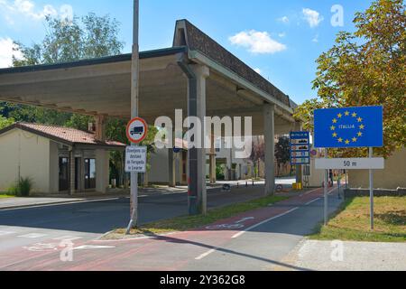 Un valico di confine tra Italia e Slovenia visto dal lato sloveno. Situato tra Nova Gorica, Slovenia e Gorizia, Italia Foto Stock