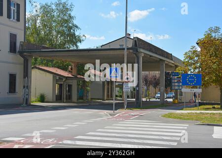 Un valico di confine tra Italia e Slovenia visto dal lato sloveno. Situato tra Nova Gorica, Slovenia e Gorizia, Italia Foto Stock