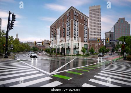 Vista dell'Hilton hotel Providence Downtown. Strade piovose e traffico Foto Stock