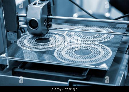 Processo di stampa su stampante 3D. Stampante 3D che crea un modello da primo piano in plastica fusa. La plastica fusa fluisce nell'estrusore e forma un oggetto volumetrico tridimensionale. Tecnologie additivi Foto Stock