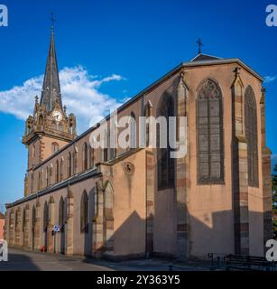 Bernardswiller, Francia - 09 02 2024: Chiesa di Bernardswiller. Vista panoramica esterna della facciata posteriore della chiesa Foto Stock