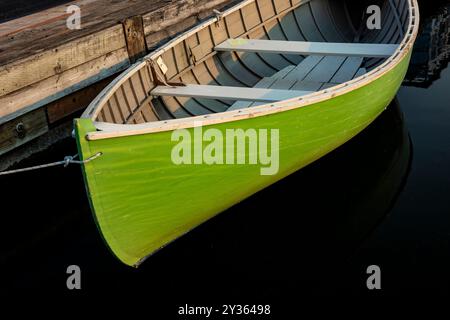 Barca verde al Center for Wooden Boats on Lake Union, Seattle, Washington, USA [Nessuna versione; solo licenze editoriali] Foto Stock