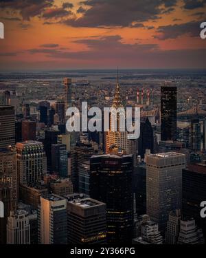 Splendida vista dello skyline di New York con la torre Sears e il fiume al tramonto Foto Stock