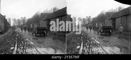 Ambulanze e medici della prima guerra mondiale da qualche parte in Francia. Foto Stock