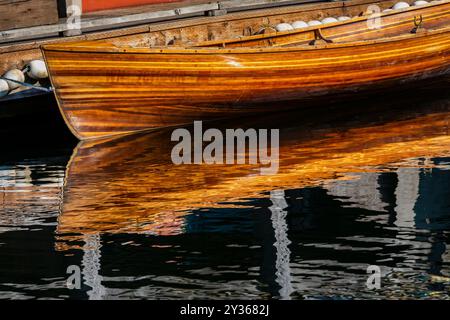 Splendida barca a remi in legno presso il Center for Wooden Boats, Lake Union, Seattle, Washington State, USA [No release; solo licenze editoriali] Foto Stock