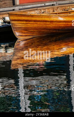 Splendida barca a remi in legno presso il Center for Wooden Boats, Lake Union, Seattle, Washington State, USA [No release; solo licenze editoriali] Foto Stock
