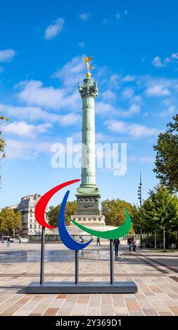 Parigi, Francia, 12 settembre 2024, simboli paralimpici per i Giochi estivi 2024 a Place de la Bastille, solo editoriale. Foto Stock