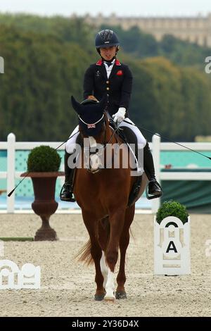 Georgia WILSON della Gran Bretagna vince il bronzo sul cavallo SAKURA - Para Equestrian Individual Event - Grade II ai Giochi Paralimpici del 2024 a Versailles, Parigi. Foto Stock