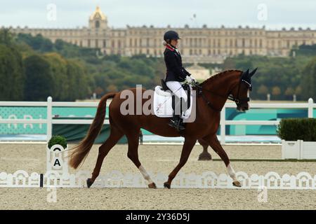 Georgia WILSON della Gran Bretagna vince il bronzo sul cavallo SAKURA - Para Equestrian Individual Event - Grade II ai Giochi Paralimpici del 2024 a Versailles, Parigi. Foto Stock