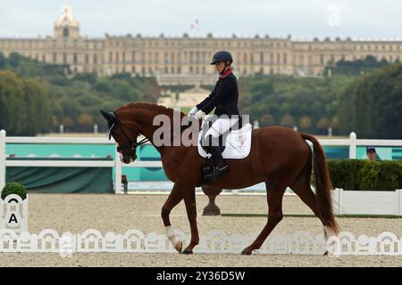 Georgia WILSON della Gran Bretagna vince il bronzo sul cavallo SAKURA - Para Equestrian Individual Event - Grade II ai Giochi Paralimpici del 2024 a Versailles, Parigi. Foto Stock