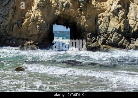 Buca a Pfeiffer Beach, Big Sur, California Foto Stock