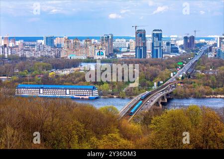 Città dall'alto. Vista sul fiume Dnieper e sul ponte della metropolitana. La capitale dell'Ucraina. Splendida vista di Kiev. Foto Stock