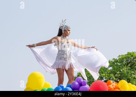 Goiânia GOIAS BRASILE - 08 SETTEMBRE 2024: Una persona LGBT, vestita di bianco con un galleggiante decorato con palloncini, ballando, alla LGBT Pride Parad del 2024 Foto Stock