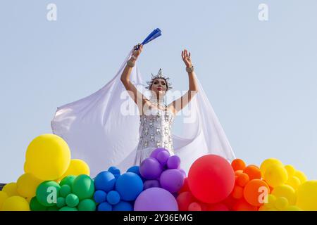 Goiânia GOIAS BRASILE - 08 SETTEMBRE 2024: Una persona LGBT, vestita di bianco con un galleggiante decorato con palloncini, ballando, alla LGBT Pride Parad del 2024 Foto Stock