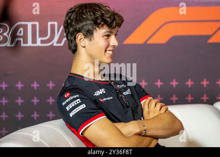 Baku, Azerbaigian, 12 settembre 2024, Oliver Bearman, il pilota di riserva del team Ferrari che partecipa alle prove, round 17 del campionato di Formula 1 2024. Crediti: Michael Potts/Alamy Live News Foto Stock