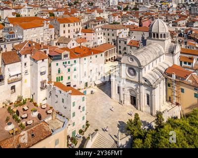 Sibenik, Croazia - 31 luglio 2024: Vista aerea della città di Sibenik con la cattedrale di San Giacomo in Croazia Foto Stock