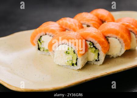 Sushi al salmone Philadelphia con ripieno cremoso, perfetto per gli amanti della cucina giapponese Foto Stock