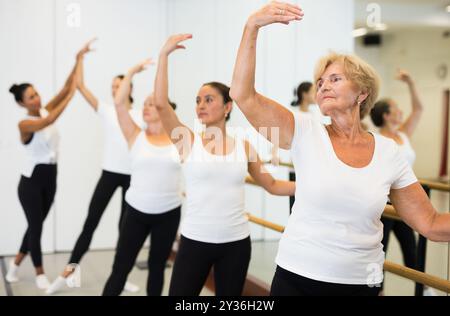 Le donne che addestrano il balletto si muove con l'addestratore Foto Stock