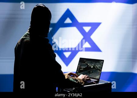 Anonimo esperto militare del Mossad che usa un computer portatile, che opera un sistema anti balistico progettato per contrastare i missili che minacciano il paese. L'agente dei servizi segreti israeliani nella sala di comando difende dai razzi Foto Stock