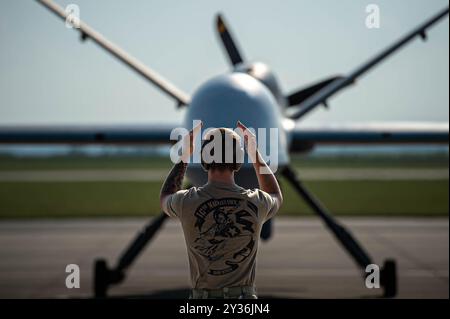 Un manutentore del 147th Attack Wing guida un mq-9 Reaper come taxi sulla linea di volo dopo l'atterraggio a Caslav, Cechia, il 3 settembre 2024. Il Foto Stock