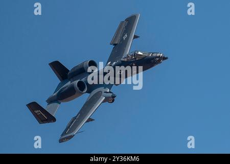 Lindsay "MAD" Johnson, comandante e pilota della squadra dimostrativa A-10C Thunderbolt II, affonda il suo aereo sul Midland Air Show i. Foto Stock