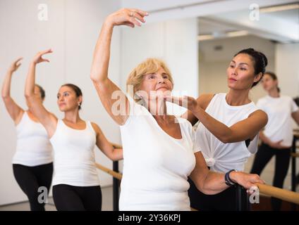 Le donne che addestrano il balletto si muove con l'addestratore Foto Stock