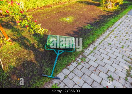 Vista ravvicinata del rullo spanditore di terreno poggiato sul prato seminato di recente. Svezia. Foto Stock