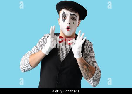 Pantomimista maschile su sfondo blu Foto Stock