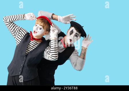 Un paio di pantomimisti su sfondo blu Foto Stock