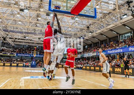 Pontevedra, Spagna. 11 settembre 2024. Il momento dell'attacco di AS Monaco sul cestino del Real Madrid. Crediti: Xan Gasalla / Alamy Live News Foto Stock